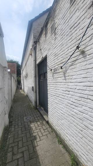 In hartje Antwerpen ligt dit multifunctioneel (opbrengst) eigendom met woonst, enkel GV gehuurd (810,29 €) door cafétheater "Nonkel Gaston", bovengelegen woonst met aparte inkom. (niet verhuurd).
Het GV bevat een vitrine, winkel/stockageruimte, keuken, toiletten, technische ruimte,
bar, zoldertje, zaal en podium. De zaal kan via aparte ingang bereikt worden via een zijdeur aan straatzijde. Deze biedt ook recht van doorgang aan enkele achterliggende huisjes.
Geen asbest, EPC F, elektriciteit na te kijken. Perceelscore D. Gebouwscore C
Het appartement is +/- 175 m², recent gerenoveerd, instapklaar, met op GV een ruime inkomhal en berging.
1°VD slaapkamer, badkamer met douche, aparte toilet, ruime living met ingerichte keuken met toestellen.
2°VD 2 ruime slaapkamers, toilet, trap naar ruime zolder/extra slaapkamer. CV op gas.
EPC C, geen asbest. dubbel glas, dakisolatie OK. elektrische keuring OK. Perceelscore D. Gebouwscore D
Pand kan dienen als investering doch ook ideaal voor eigen gebruik als kunstenaar met ruim atelier, hobbyist, groot gezin met veel bewegingsvrijheid. Verdere info op kantoor www.marismakelaars.be
