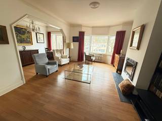 Ruim appartement op centrale ligging op wandelafstand van winkels, openbaar vervoer, ... Gunstige ligging voor de grote verbindingswegen.Indeling van...