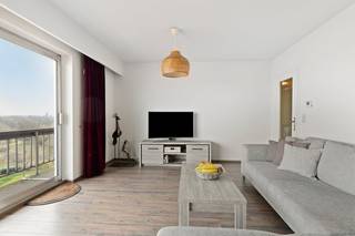 Bij binnenkomst in de inkomhal merkt u direct de praktische indeling op: inkomhal met ingemaakte kasten, 2 slaapkamers, een extra ruime en praktische berging, apart toilet, badkamer en leefruimte. De royale leefruimte biedt direct toegang tot de naastgelegen keuken. Wat dit appartement echt uniek maakt, is het adembenemend panoramisch uitzicht over het Runcvoortpark, de Rode Loop en de skyline van de stad. Er zijn 2 terrassen: eentje dat over de volledige breedte van het appartement loopt en een tweede terrasje aan de keuken.Of u nu op zoek bent naar een nieuwe thuis of een slimme investering, dit appartement te koop in Merksem biedt alle mogelijkheden. Het wordt momenteel bewoond door een stabiele, correct betalende huurder, wat een direct rendement garandeert.Bijzonderheden:- Elektriciteit conform- Energiezuinig appartement: EPC label C- Ketel vernieuwd 2024- Zonnepanelen voor de gemeenschappelijke delen- Gemeenschappelijke fietsen- en vuilbakkenberging- Verhuurd aan een stabiele huurder voor €808 + €140 / maand- Mogelijkheid tot aankopen van 2 autostaanplaatsen aan €17.000 en €15.000Bent u geïnteresseerd om dit vastgoed te kopen in Merksem? Aarzel dan niet om ons te contacteren. Het Dewaele vastgoedkantoor van Merksem te Lambrechtshoekenlaan 183 staat graag tot uw dienst. Had u graag een gratis schatting van uw eigendom via ons immokantoor? Mail naar maxime.weyler@dewaele.com.