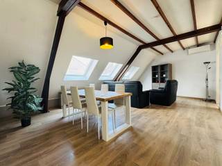 Dit appartement is gelegen op de tweede verdieping in rustige omgeving vlakbij de Onze-Lieve-Vrouwkerk. De indeling van het appartement is als volgt: U betreedt het appartement via de inkomhal met ruimte voor vestiaire en bergruimte. Verder is er een volledig ingerichte keuken, voorzien van alle nodige toestellen. Aansluitend is er de living en eetkamer. Twee slaapkamer, waarvan 1 kinderkamer en 1 zeer ruime slaapkamer. De badkamer is voorzien van een ligbad met douchemogelijkheden, lavabo met kastruimte en spiegelkast, toilet en aansluiting voor wasmachine en droogkast. Nog enkele troeven van dit appartement: Warmtepomp, recent gerenoveerd, opnieuw geïsoleerd, gunstig EPC, mogelijkheid tot gemeubeld huren, geen algemene kosten en het appartement is vrij vanaf heden.Interesse? Aarzel zeker niet om ons vrijblijvend te contacteren en ter plaatse te gaan.