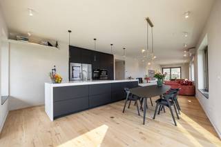 <p><span>Wilt u echt uw valiezen neerzetten en beginnen wonen? Zegt het u wel iets om te kijken hoe de boten langs het water varen? Ben je fan van toparchitectuur? Lees dan vooral verder. </span></p><p><span>Dit once-in-a-lifetime appartement ligt op de 10e verdieping van C.F. Møller en BRUT's SCHELDEZICHT. </span></p><p><span> </span></p><p><span>- XXL-Terrassen (Zuidgericht &amp; Noordgericht &amp; Oostgericht) </span></p><p><span>- High end afwerking </span></p><p><span>- Skyline zichten op de Schelde en de Sinjorenstad</span></p><p><span> </span></p><p><span>U vindt dit appartement op de tiende verdieping. Perfect voor ver-zichten maar nog voldoende connectie met de beweging op straat. De eigenaar heeft de standaard oplevering geëleveerd naar een nieuw en high-end-niveau. Denk keuken met mega-kookleiland, Quooker, Miele-toestellen,..air-conditioning, Decoratieve schilderstechnieken,.. alles voor het ultieme woonstgenot. Binnenkomen, ingemaakte kasten &amp; apart funky geschilderd gastentoilet, Make-up spiegelhoekje. Toegang tot de eerste slaapkamer met eigen badkamer. Dromen van de bootjes terwijl je ze ziet varen. Achteraan ligt een tweede slaapkamer eveneens met badkamer en tweede toilet. Verder nog een netjes verstopte wasberging. En kunnen we het nu hebben over de terrassen? Een terras aan de kant van de stad. Voor je ochtendkoffie met zichten op alle Antwerpse eyecatchers. Een terras aan de oostkant over de gehele breedte van het appartement. En last but not least een terras op de zuidkant. Plaats voor een flinke tafel en buitensalon. 3.2.1. Vakantiemodus AAN..maar dan thuis. </span></p><p><span> </span></p><p><span>Extra's : daktuin, wasruimte, fietsenatelier, gemeenschappelijke ruimte op verdieping 4. </span></p><p><span>Vraag achter onze parking mogelijkheden.</span></p><p><span> </span></p><p><span>Bel ons nu om samen te gaan genieten van dit uitzicht! 03 283 05 00 - george@sinjoor.be </span></p><p><span> </span></p><p><span> </span></p>