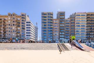 <p><strong>Blankenberge: nieuwbouwappartement met terras te koop op toplocatie Zeedijk! Ervaar de perfecte combinatie van luxe, comfort en een unieke locatie.</strong></p>

<p><strong>Reeds 83% Verkocht!</strong><br />Residentie &amp;quot;Pier&amp;quot; is een prachtige nieuwbouwresidentie met moderne architectuur, gebouwd met hoogwaardige, onderhoudsvriendelijke materialen.</p>

<p>Gelegen op de hoek van de Zeedijk/Verweehelling te Blankenberge, biedt deze residentie een ongeëvenaarde ligging op wandelafstand van het strand, de iconische Pier, duinen, winkels, openbaar vervoer en meer.</p>

<p><strong>Indeling</strong>:</p>

<p>Inkomhal, lichtrijke woonkamer, moderne keuken met eetplaats en berging, terras, volwaardige slaapkamer, luxe badkamer, apart toilet + privatieve berging en fietshaak.</p>

<p><strong>Troeven:</strong></p>

<p>·       Energiezuinig: warmtepomp en ventilatiesysteem type D.</p>

<p>·       Hoogwaardige en onderhoudsvriendelijke materialen.</p>

<p>·       Centrale ligging op de hoek van de Zeedijk, met strand, winkels en openbaar vervoer op wandelafstand.</p>

<p>·    Onmiddellijk beschikbaar.</p>

<p>·   Mogelijkheid 6% BTW</p>

<p> </p>

<p>Meer informatie? Contacteer Maarten via 050 42 58 98</p>