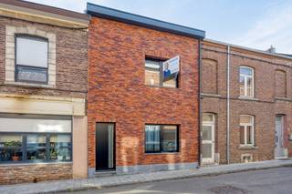 Deze volledig gerenoveerde woning bevindt zich in een verkeersluwe straat vlakbij het centrum van Tienen.De woning werd in 2025 volledig vernieuwd.We...
