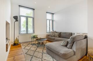 Deze verrassend ruime woning combineert een aangename indeling met veel natuurlijke lichtinval en verschillende volwaardige woonlagen. Met vier slaapkamers, twee badkamers, een op maat gemaakte keuken en een gezellige stadstuin biedt ze bijzonder veel praktisch wooncomfort.<br /><br />De Bilderdijkstraat geniet van een <strong>strategische en centrale ligging in Ekeren</strong>, met winkels, scholen, openbaar vervoer en dagelijkse voorzieningen vlot binnen bereik. Ook belangrijke verbindingswegen zorgen voor een snelle aansluiting richting Antwerpen en omliggende gemeenten. Zo vormt deze locatie een praktische uitvalsbasis voor wie graag centraal woont en vlot onderweg wil zijn.<br /><br /><strong>Indeling</strong><br />Men betreedt de woning via de inkomhal met ingemaakte vestiairekast. Verder komt men in de eetruimte, met aan de voorzijde de gezellige woonkamer en achteraan de op maat gemaakte, volledig geïnstalleerde keuken, welke toegang biedt tot de gezellige en zonnige stadstuin. In de tuin bevindt zich nog een praktische bergruimte.<br />Op het gelijkvloers bevinden zich verder een afzonderlijk toilet en een praktische doucheruimte met aansluiting voor wasmachine.<br /><br /><strong>Eerste verdieping:</strong> Via de draaitrap bereikt men de eerste verdieping. Hier geeft de nachthal toegang tot drie slaapkamers en een tweede badkamer met ligbad, dubbele lavabo en toilet.<br /><br /><strong>Op de zolderverdieping</strong> bevindt zich nog een ruime vierde slaapkamer. Deze polyvalente kamer kan ook geschikt zijn als bureau-, hobby- of logeerkamer.<br /><br />Tot slot beschikt de woning over een kelder, wat voor bijkomende praktische bergruimte zorgt.<br /><br /><strong>Bijzonderheden</strong><br />Met vier slaapkamers, twee badkamers, een ruime leefruimte, op maat gemaakte keuken, stadstuin, berging en kelder biedt deze woning vooral veel ruimte en flexibiliteit op een <strong>centrale en goed bereikbare locatie</strong>.