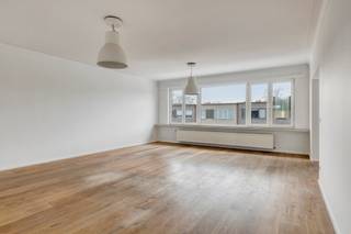 Dit instapklaar appartement bevindt zich in een rustige en gegeerde woonomgeving in Wilrijk.<br /><br />We betreden het appartement via een ruime inkomhal die toegang geeft tot de verschillende leefruimtes. Vooraan bevindt zich de lichtrijke woon- en leefruimte op parketvloer, waar grote raampartijen zorgen voor een aangename natuurlijke lichtinval. Aansluitend vinden we de open, moderne keuken, volledig uitgerust met een keramische kookplaat, oven, koelkast, vriezer en vaatwasser.<br /><br />Het slaapgedeelte is rustig achteraan gelegen en omvat maar liefst drie slaapkamers (14 m², 10 m² en 8 m²). Twee van de slaapkamers geven rechtstreeks toegang tot het achterliggende terras. De badkamer is uitgerust met een dubbele wastafel en een douche in bad. Daarnaast is er een privatief gastentoilet aanwezig.<br /><br />Verder beschikt het appartement over een gunstig EPC en bijzonder lage maandelijkse kosten.<br />Mogelijkheid tot aankoop van een gesloten garagebox aan €26.000.