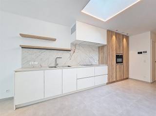 <p><span>BEZOEK? Bel 09/225.00.78 </span></p><p><span>Ontdek dit exclusieve </span><span>duplex nieuwbouwappartement,</span><span> ideaal gelegen in het hart van de stad. Deze stijlvolle woonst combineert </span><span>modern comfort</span><span> met een </span><span>energiezuinige BEN-afwerking</span><span> en </span><span>hoogwaardige materialen</span><span>.</span></p><p><span>Dankzij de combinatie van een </span><span>warmtepomp</span><span>, </span><span>zonnepanelen </span><span>en </span><span>vloerverwarming </span><span>geniet u van een duurzame en energiezuinige woonst met </span><span>bijzonder lage energiekosten</span><span>.</span></p><p><span>Een absolute troef is de gezellige </span><span>privatieve tuin</span><span> van 20 m², een zeldzaamheid in een stedelijke omgeving. Binnenin wordt u verwelkomd in een lichtrijke leefruimte (32 m²) met een volledig uitgeruste open keuken, voorzien van kwalitatieve AEG-toestellen. Het appartement beschikt over drie volwaardige slaapkamers (13, 12 en 10 m²), ideaal voor gezinnen, een thuisbureau of hobbyruimte. De badkamer is uitgerust met een inloopdouche, dubbele wastafel en toilet.</span></p><p><span>Doorheen het volledige appartement zijn </span><span>maatwerkkasten </span><span>voorzien, wat zorgt voor extra opbergruimte en een strak, afgewerkt interieur.</span></p><p><span>Het appartement maakt deel uit van een </span><span>kleinschalige residentie</span><span> met slechts vier units, wat garant staat voor een rustige woonomgeving zonder syndickosten.</span></p><p><span>Extra troeven zijn de ruime berging met aansluiting voor wasmachine en een praktische fietsenstalling.</span></p><p><span>Kortom, een ideale opportuniteit voor wie op zoek is naar comfortabel en energiezuinig wonen in een kwalitatief en kleinschalig project, midden in de stad!</span></p>
