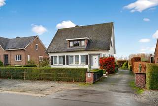 Deze ruime open bebouwing uit 1966 is een woning met karakter, gebouwd met kwalitatieve en duurzame materialen en tot vandaag uitstekend...