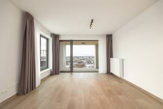 <p><span>ANTWERPEN - Zurenborg:</span><span> Duplex-penthouse met 3 slaapkamers, 3 terrassen en 2 staanplaatsen in het bruisende centrum. EPC-label A.</span></p><p><span> </span></p><p><span>BESCHRIJVING : </span></p><p><span>Gelegen in de gegeerde Zurenborgwijk, combineert deze locatie het bruisende stadsleven met een aangename woonomgeving, op wandelafstand van het Centraal Station, tal van hippe cafés en lokale handelszaken.<br />Op de 8° en 9° verdieping van een recent en indrukwekkend nieuwbouwproject bevindt zich deze lichtrijke en ruime duplex-penthouse.</span></p><p><span>Dankzij de centrale ligging zijn buurtwinkels en belangrijke invalswegen vlot te bereiken, terwijl ook het stadscentrum op wandelafstand ligt.</span></p><p><span> </span></p><p><span>Via de inkomhal met vestiaire en gastentoilet, komt men eerst in de open keuken met eiland en lichtkoepel voor een natuurlijke lichtinval. </span></p><p><span>Deze is uitgerust met kwalitatieve, ingebouwde Bosch-toestellen, waaronder oven en stoomoven, microgolf, koelkast en diepvriezer, aangevuld met een inductiekookplaat van AEG. </span></p><p><span>De keuken vloeit naadloos over in de ruime en lichtrijke leefruimte, die dankzij de vele raampartijen eveneens van een aangename lichtinval geniet.</span></p><p><span> </span></p><p><span>De terrassen sluiten rechtsreeks aan op de leefruimte en bevinden zich zowel aan de voor- als zijkant van het appartement, met open mooie uitzichten over de Koekenstad. </span></p><p><span>Via de trap bereikt men de nachthal met apart toilet en berging voorzien van aansluitingen voor wasmachine en droogkast. Aan de achterzijde bevinden zich twee slaapkamers, evenals een tweede badkamer uitgerust met dubbele wastafel en ligbad. </span></p><p><span> </span></p><p><span>Aan de voorzijde van het appartement is de masterbedroom gelegen met een en-suite badkamer voorzien van douche en enkele lavabo. </span></p><p><span> </span></p><p><span>Kelderberging is inbegrepen. </span></p><p><span>Twee autostaanplaatsen verplicht mee aangekocht te worden aan 30.000 € per plaats. </span></p><p><span> </span></p><p><span>BIJZONDERHEDEN : </span></p><p><span> </span></p><p><span>- Centrale ligging nabij parken, scholen en invalswegen</span></p><p><span>- Gemeenschappelijke kosten : 200 €/maand (elektriciteit en onderhoud gemene delen, verzekering, beheer, lift)</span></p><p><span>- EPC-label A</span></p><p><span>- Bruikbare vloeroppervlakte volgens EPC : 132 m</span><span><sup>2</sup></span></p><p><span> </span></p><p><span> </span></p><p><span> </span></p><p><span> </span></p><p><span> </span></p><p><span> </span></p><p><span> </span></p><p><span> </span></p>