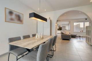 Dit mooie huis nabij het centrum is instapklaar ...Achter de mooie gevel schuilt dit gezellig eigendom. We komen binnen langs de hal met vestiaire...