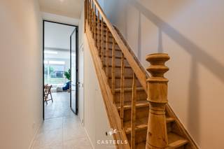 Mis deze buitenkans niet!Deze volledig gerenoveerde gezinswoning bevindt zich op toplocatie te Merelbeke-Melle (mobiscore 8,7/10). Scholen, winkels,...