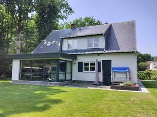 Tijdloze vrijstaande villa met tuin in de groene wijk ELSHOUT. De omgeving is dé troef van de woning. Bj. 1975. 1200m2. Oprit van 105 m2. (3à4 wagens) Energie label B (183 Kwh/m2) GLVL; leefruimte (ca 65m2) met uitzicht op zuid-tuin. Geïnst. KK met voorraadkast. Gastentoilet in de hall. Gar. voor 2 wagens. VERDIEP; 5 kamers en overloop op massief eiken parket, badk. lav. wc-douche-bad. Meerdere ingemaakte kasten op het verdiep. Toegang naar ruime dubbele geïsoleerde zolder via wegneembare trap. Verluchtingsruimte onder de woning. Kleine wijnberging onder de trap. Zuid georiënteerde en omheinde tuin met tuinhuis (ca20m2) Carport, kleine serre en 2 terrassen. Dak met natuurleien. Inbraakwerend dubbel HR glas (glvl) en een binnen en buiten alarmsysteem (zone detectie), een stil alarm en camera's. Mechelse schouw in de leefruimte. Schuifraam naar het zuid-terras. Rolluiken aan de ramen glvl. Digitale elektriciteit- en gasmeter. Er werden in 1997, 2000 en 2023 verschillende renovatiewerken uitgevoerd. Verwarming op gas. Alle attesten zijn up to date en beschikbaar.<br /><br />Ontdek deze charmante woning met 5 slaapkamers, gelegen in Schoten. De woning geniet van een uitstekende EPC-score B, wat duidt op een energiezuinig karakter. Met een aangelegde oprit en een garage biedt deze woning zowel comfort als stijl. De ruime leefruimtes en de functionele indeling maken dit een ideale gezinswoning.<br /><br />De woning beschikt over een lichte woonkamer, een aparte eetkamer en een moderne keuken. De vele slaapkamers bieden flexibiliteit voor een groot gezin of de mogelijkheid tot een thuiskantoor. De grote ramen zorgen voor veel natuurlijk licht en een aangename sfeer.<br /><br />Buiten kunt u genieten van de rustige omgeving en de verzorgde tuin. Dit is een unieke kans om uw droomwoning te vinden in een aangename woonomgeving. Kom zelf de potentie van deze woning ontdekken en maak een afspraak voor een bezichtiging.<br /><br />Voor bezoekdagen/uren, tel eigenaar 0032 472 40 63 35