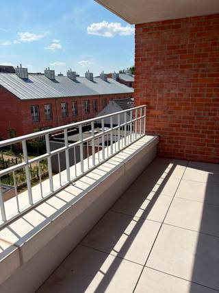Dit appartement op de 2e verdieping in nieuwbouwproject Hof Berlamuze combineert eigentijds wooncomfort met een groene en rustige omgeving, op wandelafstand van de historische binnenstad van Lier. <br /><br />De indeling is doordacht en praktisch: 1 grote slaapkamer vooraan en een open keuken* met leefruimte achteraan met aansluitend het terras.<br /><br />De badkamer is stijlvol ingericht en voorzien van een inloopdouche, modern lavabomeubel* en WC. Er is ook een berging.<br /><br />Het appartement is afgewerkt met kwalitatieve, onderhoudsvriendelijke materialen en uitgerust met energiezuinige vloerverwarming (verwarmen én koelen), wat garant staat voor een aangenaam comfort. <br /><br />Er is een breed Zuid-gericht terras en u hebt toegang tot een fietsenstalling.<br /><br />Huurvoorwaarden:<br />-Huurprijs : 1.050 Euro/maand<br />-Bijkomende provisie : 110 Euro/maand<br />-Aparte meterstanden ter eigen afrekening van privatief water en elektriciteitsverbruik.<br />-1-jarig huurcontract, stilzwijgend verlengbaar<br />-Maximaal 2 personen<br />-3 maanden huurwaarborg<br />-beschikbaar vanaf 1/9.<br /><br />* Momenteel zijn wij nog hard aan het verder werken aan keuken en badkamer. Foto's volgen zsm. Bezichtigingen mogelijk vanaf 10/8. U kan zich alvast inschrijven !<br /><br />Info of afspraak: wonen@fidesinvest.be - 03 232 54 00