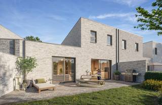 Danneels bouwt deze halfopen bebouwing in moderne stijl op een mooi perceel  in onze groene nieuwe woonbuurt in Heist-op-den-Berg.<br /><br />Deze woning is zeer functioneel ingedeeld. Woonkamer, eethoek én eilandkeuken vormen een mooi geheel. Er is een optimale verbinding met de tuin en het terras. Grote raampartijen zorgen voor een aangename en lichtrijke leefruimte. Op de verdieping hebben we 3 mooie slaapkamers, een nachttoilet, berging en een ingerichte badkamer.<br /><br />Danneels realiseert deze woning sleutel-op-de-deur met een vaste totaalprijs en oplevertermijn. Jouw keuken- en badkamerinrichting en de vloer- en wandtegels kies je zelf uit in de toonzalen van onze partners.<br /><br />Een geothermische warmtepomp, vloerverwarming, zonnepanelen en een ventilatiesysteem met warmterecuperatie maken jouw nieuwe thuis bijzonder energiezuinig.