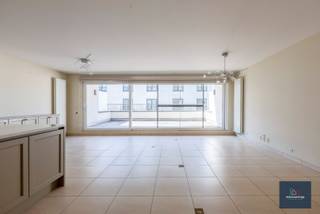SCHRIJF U IN VOOR HET BEZOEKMOMENT : ZIE WEBSITE : Dit aangenaam en lichtrijk appartement met ruim terras, staanplaats en garagebox wordt...