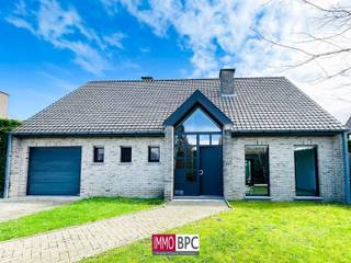 This spacious bright villa with a built area of 267m² is located on a land of 11a built in 1993 and renovated in 2016.We enter the house through the...