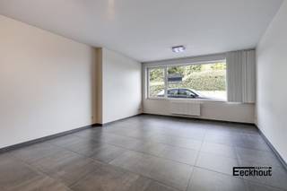 Ontdek dit modern gelijkvloersappartement met achterliggend terras in de recente residentie 'Spuikom I' en geniet van de rust dat deze locatie te bieden heeft! Het appartement bevindt zich op wandelafstand van winkels, openbaar vervoer, het zwembad en scholen. Indeling: inkomhal, lichtrijke en ruime leefruimte met volledig ingerichte open keuken, 2 slaapkamers, badkamer met dubbel lavabomeubel en inloopdouche, ruime berging en apart toilet. Het appartement is energiezuinig en de elektrische installatie is volledig conform. Gemeenschappelijke fietsenberging aanwezig in het gebouw.