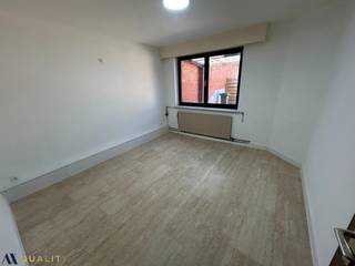 Centraal gelegen, gelijkvloers appartement (81 m²) met 2 slaapkamers en koer (32 m²). Het appartement is als volgt ingedeeld: een inkomhal, een leef-en eetruimte, een keuken, een badkamer met ligbad en toilet, 2 slaapkamers, een koer en een berging. Energielabel: B, EPC: 175 kWh/m²/j en UC: 3898028-RES-2. Onmiddellijk beschikbaar. Meer info: 052/52.05.05 of axel@ax-quality.be
