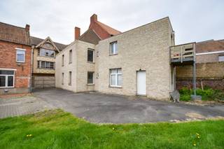 OEDELEM - in het centrum van Oedelem gelegen ruim polyvalent handelspand bestaande uit HANDELSGELIJKVLOERS, APPARTEMENT en TUIN.De...