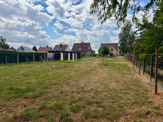 Op zoek naar een landelijke woning waar comfort, ruimte en natuur harmonieus samenkomen?<br />Deze prachtige villa met weides, vijf stallen en garage verdient absoluut uw bezoek. U betreedt de woning via een uitnodigende inkomhal die uitkomt in een uitzonderlijk ruime, lichtrijke leefruimte, waar grote raampartijen zorgen voor een open en warme sfeer en naadloos doorvloeien naar de keuken.<br /><br />Aansluitend bevindt zich een praktische berging/wasplaats met aansluitingen voor wasmachine en droogkast. Op het gelijkvloers is er bovendien een extra kamer, momenteel ingericht als bureau, maar perfect inzetbaar als slaapkamer of hobbyruimte.<br />Op de eerste verdieping zijn er op heden twee zeer ruime slaapkamers, een kinderkamer, een badkamer, een riante dressing, extra bergruimte en toegang tot een grote zolder.<br /><br />Buiten ontvouwt zich een fijne leefomgeving met een grote en een kleinere weide, vijf stallen en een royale tuin waar een recent aangeplante haag voor aangename privacy zorgt. De doorlopende oprit loopt langs de woning tot aan de weides, bijzonder handig voor het laden van dieren, hooi of stro, terwijl de ruime oprit voor de woning en de elektrische poort een vlotte en veilige toegang bieden.<br />De garage biedt plaats aan één wagen en extra bergruimte. Tot slot zorgen zonnepanelen en warmtepompen voor een energiezuinige toets. Deze villa verenigt het beste van landelijk wonen met hedendaags comfort en is helemaal klaar voor haar nieuwe bewoners.