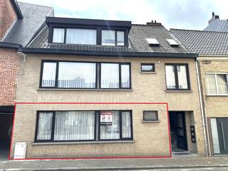 Aan het gezellige en rustige Wolleplein bevindt zich dit ruime 2 slaapkamer appartement. <br />Het gelijkvloers appartement heeft een bewoonbare oppervlakte van +/- 93 m² en heeft volgende indeling: <br />inkomhal/vestiaire, lichtrijke leefruimte met doorgang naar het terras , aparte keuken, praktische berging/wasplaats, apart toilet, 2 slaapkamers en een terras op de achterzijde.<br />Technisch: cv aardgas, tegelvloeren. Het appartement bevindt zich in een rustige Residentie. <br />De gemeenschappelijke kosten (verzekering, elektriciteit gang en septische put,...) worden tussentijds afgerekend gebaseerd op de werkelijke kosten.<br />Dit appartement is perfect voor bewoning met maximum 3 personen.