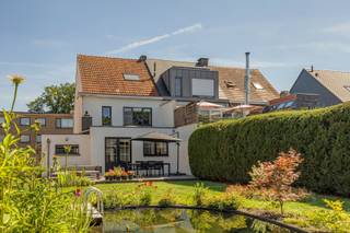 <p><span><strong><u>WONING</u></strong></span></p>
<p><span><strong>NIVEAU 0<br /></strong>Inkomhal, voorzien van afzonderlijk gastentoilet.</span><br /><span>Leefruimte ca. 35m².</span><br /><span>Open keuken ca. 20m².</span><br /><span>Inpandige garage, met was voorzieningen.</span></p>
<p><span><strong>NIVEAU +1<br /></strong>Nachthal, voorzien van bureauhoek.</span><br /><span>1<sup>ste</sup> slaapkamer ca. 15m².</span><br /><span>2<sup>de</sup> slaapkamer ca. 11m².</span><br /><span>Badkamer.</span></p>
<p><span><strong>NIVEAU +2<br /></strong>Nachthal.</span><br /><span>3<sup>de</sup> slaapkamer ca. 20m².</span><br /><br /><span><strong>BEWOONBARE OPPERVLAKTE<br /></strong>De vermelde “bewoonbare oppervlakte” is gebaseerd op de “bruikbare vloeroppervlakte” zoals vermeld in het EPC.</span></p>
<p><span><strong><u>PERCEEL<br /></u></strong>Prachtig aanlegde, uitzonderlijke ruime en zonnige <strong>tuin</strong>, voorzien van zwemvijver en <strong>polyvalent bijgebouw</strong> (thuiskantoor, ontspanningsruimte, hobbykamer, … voorzien van kachel).</span></p>
<p><span><strong>Dubbele oprit</strong>, met toegangspoort naar tuin.</span></p>
<p><span><strong><u>POSITIEVE PUNTEN<br /></u></strong>* Gelegen op een <strong>gunstige locatie</strong> (nabij de Schotense Vaart, aanpalend de wijken “Berkenrode” en “Schotenhof”, nabij het centrum, centraal, …).</span><br /><span><strong>* Instapklare woning</strong> met garage én dubbele oprit.</span><br /><span>* Prachtig aangelegde, uitzonderlijke ruime en zonnige<strong> tuin</strong>, voorzien van zwemvijver en <strong>polyvalent bijgebouw.</strong></span></p>