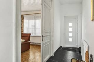 <p>In het <strong>centrum van Aalst</strong> vinden we deze <strong>te renoveren</strong> woning terug met <strong>vier slaapkamers</strong>. De woning is gelegen op <strong>wandelafstand</strong> van het centrum van Aalst en biedt tal van mogelijkheden met een bewoonbare oppervlakte van <strong>195m²</strong>. De woning betreden we via de ruime inkomhal. Via de inkomhal komen we in de <strong>ruime leefruimte</strong> terecht. Via de leefruimte komen we in de keuken terecht, waar zich een vaste trap bevindt voor de <strong>kelder</strong> die ideaal kan dienen als opbergruimte. Via de keuken betreden we een <strong>eerste badkamer</strong> die voorzien is van een <strong>douchecabine en een toilet</strong>. Via de keuken betreden we ook het <strong>gezellige terras</strong>. Via een vaste trap betreden we de <strong>eerste verdieping</strong>. Hier bevinden zich <strong>twee slaapkamers en een bureauruimte</strong>. Via een vaste trap betreden we de <strong>tweede verdieping</strong>. Hier bevinden zich <strong>twee slaapkamers</strong> en een <strong>badkamer</strong> die voorzien is van een <strong>douche en een toilet</strong>. <strong>EPC (D) - CV op Gas - Centrum Aalst</strong></p>
