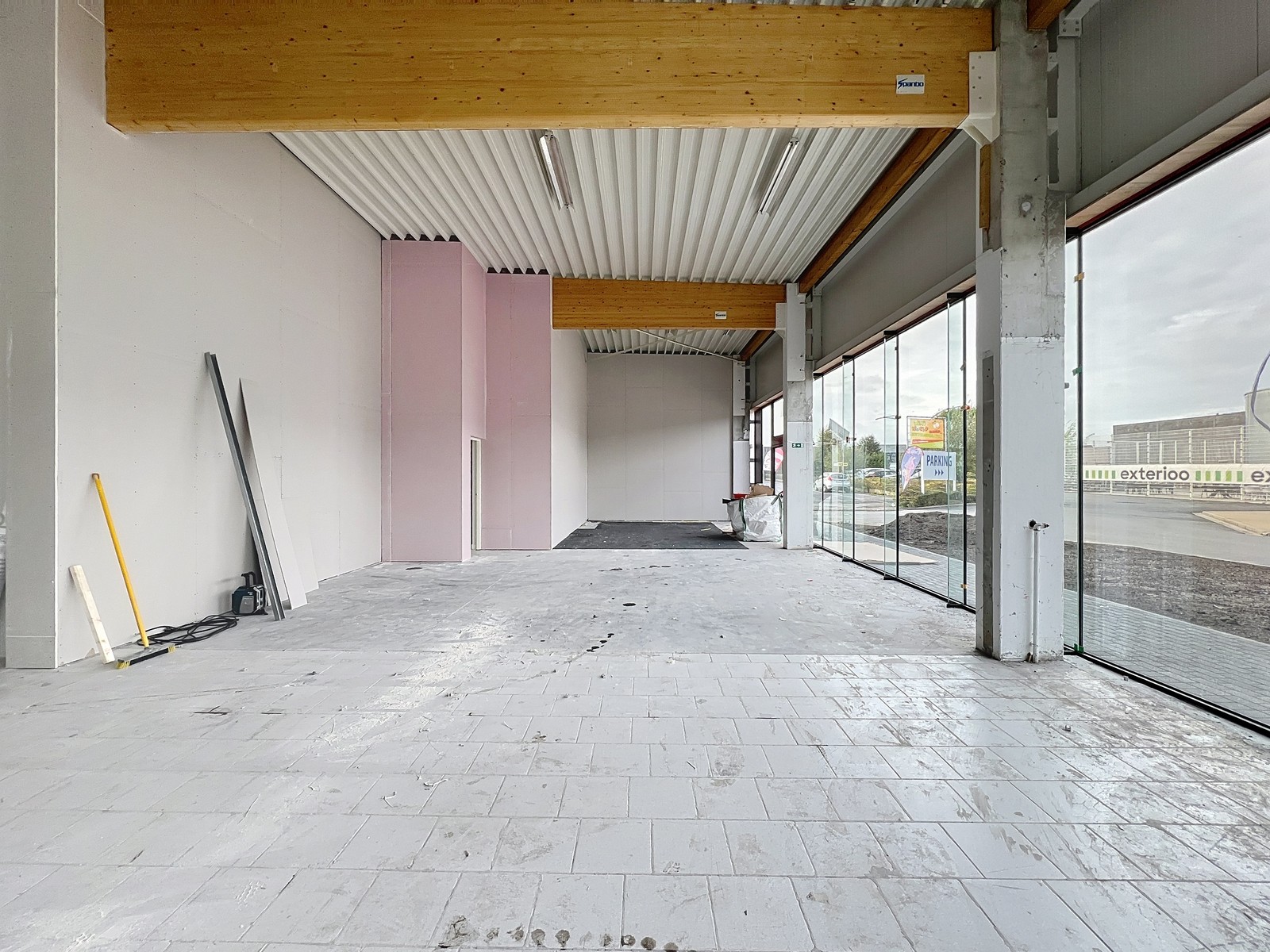 Vernieuwde baanwinkel (450m²) te huur in hét bruisende MAMMOETCENTER van Roeselare ! - foto 4
