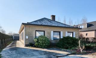 Op een strategische locatie, omgeven door groen en met toch uitstekende verbindingen kan u deze stijlvolle villa bungalow terugvinden...