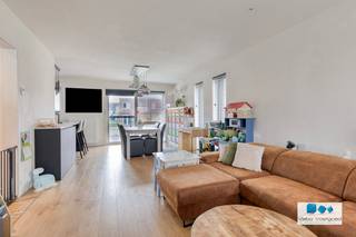 Op een kindvriendelijke locatie te Keerbergen bevindt zich deze recente nieuwbouwwoning.<br /> <br />Deze energiezuinige woning met EPC label A (E-peil 9), is gelegen in een rustige, autoluwe straat net buiten het centrum van Keerbergen wat ervoor zorgt dat winkels, scholen en openbaar vervoer binnen handbereik zijn.<br /><br />We betreden de woning langs de voordeur waarop we in de inkomhal met vestiaire en gastentoilet terecht komen. Deze geeft toegang tot de gezellige leefruimte met zithoek, eetplaats. Aansluitend bevindt zich de volledig ingerichte open keuken met alle hedendaagse toestellen en kookeiland. Aanpalend bevindt zich de geriefelijke berging.<br /><br />Terug in de inkomhal zorgt de trap voor een connectie met het 1 ste verdiep. Hier geeft de overloop toegang tot 1 ruime slaapkamer, volledig uitgeruste badkamer en masterbedroom met ensuite dressing en mogelijkheid tot plaatsen wasmachine en droogkast.<br /><br />Verder geeft de overloop connectie met de deels afgewerkte zolderverdieping. Deze veelzijdige verdieping, geeft de mogelijkheid tot het creëren van extra slaap/speel/hobbykamer(s).<br /><br />Tot slot geniet de woning een gezellige, onderhoudsvriendelijke tuin dewelke toegankelijk is via de schuifraam in de leefruimte.<br />Troeven: zonnepanelen, bouwjaar 2022, verkoop onder REGISTRATIERECHTEN - GEEN Btw.<br /> <br />Instapklare woning op kindvriendelijke toplocatie te Keerbergen waar uw bezoek een beleving zal zijn.