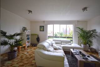 Vijfwegenstraat 164 bus 3<br />8800 Roeselare<br /><br />Op zoek naar een praktische woonst of toegankelijke vastgoedkans? Dit praktisch ingericht appartement biedt zowel een ideale kans voor eigen bewoning als een stabiele investering. Basiscomfort dat voldoet aan de belangrijkste behoeften van huurders én eigenaars.<br />Bestaande uit inkomhal met gastentoilet, woonkamer met voldoende lichtinval, berging, ingerichte keuken, badkamer met ligbad en twee slaapkamers.<br /><br />Waarom kiezen voor dit appartement?<br />✔ Reeds verhuurd: Voor investeerders betekent dit onmiddellijke huurinkomsten.<br />✔ Ook geschikt voor eigen bewoning: Een betaalbare woning voor starters of wie dichtbij het centrum wil wonen.<br />✔ Centrale locatie: Dichtbij het centrum, openbaar vervoer en winkels.<br /><br />Mogelijkheid tot bijkopen van een garagebox: €20.000