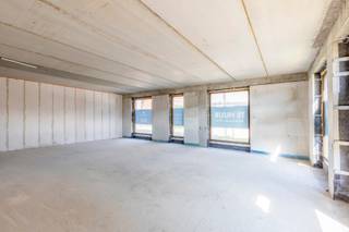 Deze lichtrijke, gloednieuwe handelsruimte van liefst 96,6m² is gelegen in residentie 'Thuis aan de Statie'. Het gaat om een erg mooie, future-proof residentie gelegen op een zeer commerciële ligging met grote zichtbaarheid.<br /><br />De passage en vlotte bereikbaarheid zijn een grote troef met een vlotte verbinding richting de E17 en de commerciële invalswegen richting Gent, Kortrijk en Gavere. Ook het openbaar vervoer is vlakbij gezien het station van Deinze op wandelafstand is gelegen.<br /><br />De handelsruimte wordt in casco toestand aangeboden zodat deze in samenspraak met de verhuurder volledig op maat van uw bedrijf kan worden afgewerkt.<br /><br />Daarnaast beschikt de residentie over een gemeenschappelijk daktuin waar je in alle rust kunnen genieten van de buitenlucht en het uitzicht.<br /><br />Kosten voor de gemeenschappelijke delen: €75/maand <br /><br />Benieuwd naar deze handelsruimte? <br />Maak een afspraak via hanna@landbergh.be of 09 225 25 24