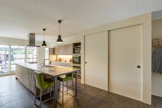 ENKEL VOOR INVESTEERDERS! Huurovereenkomst op lange termijn te respecteren. Deze energiezuinige, gerenoveerde woning is gelegen nabij het centrum...