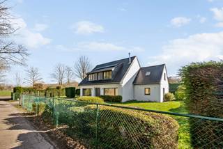 BENIEUWD? VRAAG EEN AFSPRAAK AAN VIA WWW. HILLEWAERE.BE EN KLIK OP DE RODE KNOP 'BEZOEK AANVRAGEN'.<br /><br />Wonen in alle rust, omringd door groen, maar toch vlakbij het centrum van Vosselaar? Dan is deze charmante vrijstaande woning met veel privacy precies wat u zoekt!<br /><br />Gelijkvloers<br />De woonkamer is lichtrijk en ruim, met een gezellige houtkachel en prachtig zicht op de achtertuin. Via een kleine gang met praktische ingemaakte kasten komt u bij de tijdloze keuken, compleet met ontbijthoek en eveneens een prachtig uitzicht op de tuin.<br /><br />Daarnaast is er een multifunctionele kamer die dienst kan doen als extra slaapkamer, bureau of speelkamer voor de kinderen. Verder beschikt het gelijkvloers over een apart toilet en een doucheruimte.<br /><br />Verdieping<br />Op de eerste verdieping bevinden zich drie ruime slaapkamers en een kleinere kamer, ideaal als dressing of opbergplek. De badkamer is volledig uitgerust met ligbad, douche, dubbele wastafel en toilet.<br /><br />De woning beschikt tevens over een garage en een grote tuinberging.<br /><br />Tuin:<br />Omringd door het groen van de tuin is het hier werkelijk heerlijk vertoeven. Het terras en de tuin bieden een oase van rust en privacy, ideaal voor ontspannen momenten of gezellige avonden met vrienden en familie.<br /><br />Bijzonderheden:<br />- Zonnepanelen<br />- Onmiddellijk beschikbaar<br />- Toplocatie!