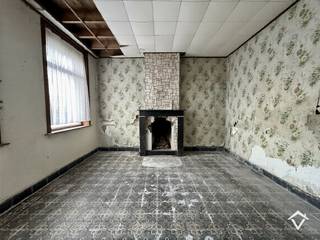Langs de Kaaskerkestraat, op een perceel van 3.430 m², vindt u deze hoeve met meerdere bijgebouwen en een aanpalend stuk landbouwgrond of weide. De ligging biedt een goede bereikbaarheid naar Diksmuide, Nieuwpoort (de Kust) en Veurne, terwijl u toch geniet van een rustige, groene omgeving.<br /><br />Het grote voordeel? De huidige hoeve mag gesloopt en heropgebouwd worden, mits naleving van een achteruitbouwstrook van 10 meter en de geldende zonevreemde regelgeving. Dit biedt een unieke kans om uw droomwoning te realiseren met prachtige landbouwvergezichten.<br /><br />Alle nutsvoorzieningen zoals stadswater, aardgas, elektriciteit en regenwater zijn reeds aanwezig.<br /><br />Extra troef: Er is de mogelijkheid om bijkomend 2,3 ha extra weide of landbouwgrond aan te kopen.<br /><br />Bent u op zoek naar een project met eindeloze mogelijkheden? Contacteer ons voor meer informatie of een bezichtiging!