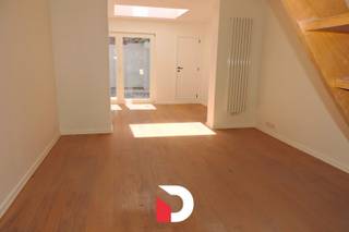 Volledig gerenoveerde stadswoning in centrum Brugge. De woning heeft een inkom, ingerichte keuken, living, toilet, terras, 2 slaapkamers, badkamer...