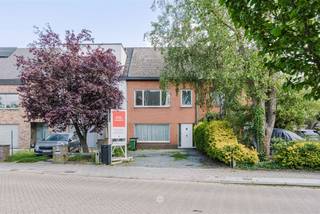 <p><span>DESTELBERGEN - Maison familiale clé en main près du centre de Destelbergen</span></p><p><span> </span></p><p><span>Située à la Galgenberglaan 17 à Destelbergen, nous trouvons cette maison familiale prête à être emménagée.</span></p><p><span> </span></p><p><span>Ses principaux atouts en bref :</span></p><ul><li><span>Situation centrale à quelques pas des commerces, écoles, transports en commun, etc.</span></li><li><span>Accès facile aux autoroutes R4 et E17</span></li><li><span>Grande allée et jardin de ville </span></li><li><span>3 chambres à coucher</span></li><li><span>2 salles de bains </span></li></ul><p><span> </span></p><p><span>L'agencement est le suivant :</span></p><p><span>Rez-de-chaussée : </span></p><p><span>Le hall d'entrée mène à la salle à manger et au salon, qui se prolonge par la cuisine équipée. Une pièce de rangement pratique se trouve à côté. </span></p><p><span>Le rez-de-chaussée comprend également une salle de bains avec douche, lavabo et toilettes.</span></p><p><span>Enfin, un agréable jardin de ville est accessible depuis la cuisine. </span></p><p><span> </span></p><p><span>L'étage : </span></p><p><span>Au premier étage, il y a 3 chambres à coucher et une deuxième salle de bains, équipée d'une baignoire, d'un lavabo et de toilettes. </span></p><p><span> </span></p><p><span>Grenier :</span></p><p><span>Grenier spacieux avec potentiel (44 m²).</span></p><p><span> </span></p><p><span>Important : </span></p><p><span>Prix indicatif : 445 000 EUR</span></p><p><span>EPC : B </span></p>