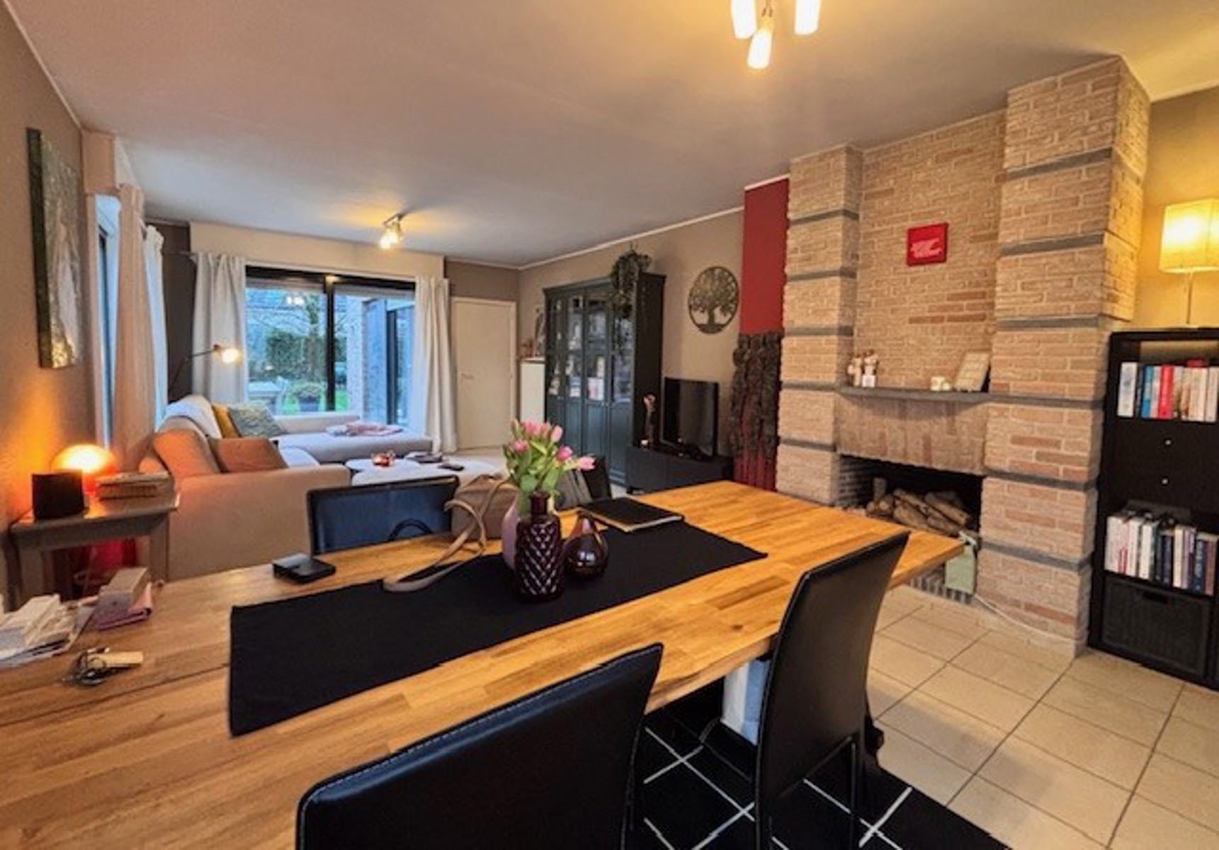 Ruime hoekwoning met terras, tuin en garage. - foto 3