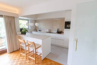 Ruim, instapklaar en karaktervol appartement op toplocatie in Aalst<br /><br />Op zoek naar een ruim en lichtrijk appartement met een uitstekende ligging? Dan is dit instapklare appartement op de tweede verdieping (bereikbaar met lift) zeker een bezoek waard.<br /><br />Het appartement beschikt over drie volwaardige slaapkamers en een praktische indeling met een inkomhal voorzien van vestiairekast, een ruime berging, een aparte wasplaats, een grote kelder, een badkamer met douche, ligbad en wastafel, een afzonderlijk toilet, een gedeelde garage en een gemeenschappelijke fietsenstalling en afvallokaal.<br /><br />Ook op technisch vlak scoort dit appartement uitstekend. Zo beschikt het over een gunstig EPC-label B (113 kWh/m²), een vernieuwde verwarmingsketel en zonwering aan de leefruimte voor extra comfort.<br /><br />Het appartement bevindt zich op de Albrechtlaan te Aalst. Deze centrale ligging is een absolute meerwaarde. De woning situeert zich op enkele minuten van het centrum van Aalst, heeft diverse supermarkten op wandelafstand. Het stedelijk zwembad, fitnessfaciliteiten en andere sport- en ontspanningsmogelijkheden bevinden zich in de onmiddellijke omgeving. Vlot is de verbinding met de E40.<br /><br />Kortom, ideaal voor wie op zoek is naar ruimte, comfort en een centrale ligging.<br /><br />Beschikbaar vanaf midden oktober 2026.<br /><br />Richtprijs: de vermelde prijs geldt als richtprijs en is niet bindend voor de verkoper.<br /><br />Interesse? Contacteer paulien.vanlanduyt@hotmail.com om een bezoekmoment in te plannen.<br />