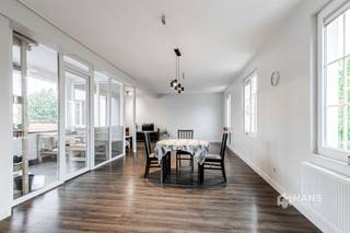 <p><span>Instapklaar appartement (130 m²) met 3 slaapkamers en terras (10 m²) in Wilrijk.</span></p><p><span>Dankzij de centrale ligging nabij het dorpscentrum geniet dit appartement van een uitstekende bereikbaarheid. Met de wagen bereik je vlot de snelweg en verschillende verbindingswegen, terwijl ook het openbaar vervoer en meerdere velo-stations zich in de directe omgeving bevinden.</span></p><p><span>Het appartement bevindt zich op de eerste verdieping van een kleinschalig gebouw met slechts twee verdiepingen. Het gebouw werd opgeleverd in 2023 en voldoet volledig aan de huidige normen, waardoor je hier zonder zorgen kan wonen of investeren. Het dak is geïsoleerd en voorzien van zonnepanelen, de elektriciteit is conform en de PVC-ramen zijn voorzien van dubbele hoogrendementsbeglazing. Momenteel is het appartement verhuurd aan €…/maand.</span></p><p><span>Binnenin geniet je van een bijzonder ruime en lichtrijke leefruimte met open, volledig geïnstalleerde keuken, samen goed voor maar liefst 67 m². Vanuit de leefruimte heb je toegang tot het inpandige terras van 10 m² met noordoriëntatie.</span></p><p><span>Het appartement beschikt verder over drie volwaardige slaapkamers van 10 m², 15 m² en 22 m². De badkamer (7 m²) is uitgerust met een inloopdouche, lavabomeubel, handdoekdroger en toilet. Daarnaast zijn er nog een tweede, apart toilet en een praktische berging/wasplaats (4 m²) aanwezig.</span></p><p><span>Ben je op zoek naar een recent en ruim appartement met drie slaapkamers op een centrale locatie? Mis deze kans niet! Bruikbare vloeropp. 130 m² – ref.: bruto vloeropp. EPC-certificaat. Voor meer info of een gratis schatting surf naar </span><span><span>www.hansimmo.be</span></span></p><p><span> </span></p>