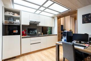 <strong>Huis Jan Van Nassaustraat 70 te Ronse</strong><br />Deze ruime, energiezuinige woning (214 m²) werd van kop tot teen gerenoveerd en geniet van een uitstekende ligging in het hart van Ronse, op wandelafstand van de Delhaize, Colruyt en de Grote Markt Ronse.<br /><br /><strong>Indeling:</strong> Inkomhal, leefruimte, keuken, 2 bergingen en apart toilet. Op de verdieping is er de ruime badkamer (douche en bad) en 2 slaapkamers. Het 2de verdiep omvat de gigantisch zolderkamer (eventueel nog opsplitsbaar) en de 4de slaapkamer. <br /><br />Troeven: <br />- Instapklaar, u hoeft zelf niet meer te schilderen.  (voorzien van gordijnen en verlichting)<br />- Conforme elektriciteit<br />- 6 zonnepanelen <br />- centrale verwarming op gas<br />- TOP SCORE EPC - LABEL A - 88 kWh/m<sup>2</sup><br />- Ideale investeringswoning<br /><br /><strong>Interesse ? Contacteer Jens 0488 98 13 30 - jens@immoboss.be </strong>