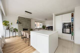 <p><span>Veel licht, een open hedendaagse keuken, drie slaapkamers en een balkon: dit verzorgde appartement aan de Luitenant Lippenslaan combineert een frisse afwerking met een bijzonder praktische indeling. Je woont in Borgerhout extra-muros, met de stad vlot binnen bereik en het groen van ’t Rivierenhof en Te Boelaerpark op wandelafstand.</span></p><p><span>Licht, open en helemaal van nu</span></p><p><span>De inkomhal vormt het centrale hart van het appartement en biedt toegang tot de woon- en slaapvertrekken. Vooraan bevindt zich de royale leefruimte met een gevelbreedte van 6 meter, waar de grote raampartijen en de gunstige hoekligging zorgen voor een overvloed aan natuurlijk licht. Dankzij de extra ramen in de zijgevel geniet je hier van een aangenaam open en luchtig gevoel. Vanuit de leefruimte heb je bovendien rechtstreeks toegang tot het balkon, een fijne plek om even van de buitenlucht te genieten. De lichte laminaatparket loopt naadloos doorheen het volledige appartement en zorgt voor een mooi, harmonieus geheel.</span></p><p><span>De open keuken sluit naadloos aan op de leefruimte en is strak en tijdloos afgewerkt in wit. De vele opbergkasten, het royale werkblad en het centrale eiland maken van deze ruimte een aangename plek waar koken en gezellig samenzijn hand in hand gaan. Ook aan comfort ontbreekt het hier niet: de keuken is volledig uitgerust met een ingebouwde oven en microgolfoven, inductiekookplaat, dampkap, vaatwasser, koelkast en diepvriezer met drie laden.</span></p><p><span> </span></p><p><span>Drie slaapkamers, badkamer én apart toilet</span></p><p><span>In de centrale hal bevinden zich de badkamer en het aparte toilet, dat voorzien is van een handenwasser. Ook de badkamer werd volledig gerenoveerd en kreeg een moderne, tijdloze uitstraling dankzij de stijlvolle betegeling. De ruimte is praktisch ingericht met een comfortabele inloopdouche, een lavabomeubel en een handige aansluiting voor een was- droogcombinatie.</span></p><p><span>Verderop bereik je de drie slaapkamers, die elk genieten van een aangename lichtinval. De kleinste kamer bevindt zich aan de zijkant van het gebouw en leent zich perfect als kinder-, logeer-, dressing-, of bureaukamer. De twee ruimste slaapkamers, waaronder de royale master bedroom, liggen aan de rustige achterzijde van het gebouw met een groen uitzicht en bieden alle ruimte voor een comfortabele inrichting. De verzorgde laminaatparket loopt ook hier naadloos door en zorgt voor een warme, uniforme uitstraling.</span></p><p><span> </span></p><p><span>Borgerhout extra-muros, handig richting stad én Ring</span></p><p><span>Je woont hier op een bijzonder centrale plek, net buiten de stad en vlakbij heel wat groen. Het Te Boelaerpark ligt op wandelafstand, net als het Rivierenhof en Te Boelaerpark. Ook Zurenborg en Berchem Station zijn snel bereikbaar. Met een Mobiscore van 9,5/10 zit je hier uitstekend voor openbaar vervoer, winkels en een vlotte verbinding naar de Ring. Een topligging dus, voor wie rustig wil wonen maar toch met de stad vlakbij</span></p><p><span> </span></p>