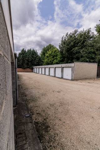 Op een zichtbare locatie aan de Ninovesteenweg in Aalst bieden wij deze interessante gelijkvloerse eigendom aan, bestaande uit drie...