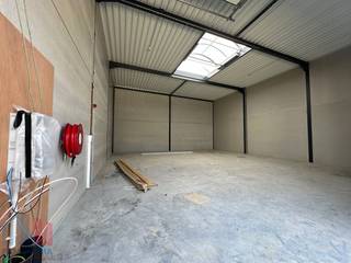 Nieuwbouw KMO-unit te huur met een oppervlakte van <strong>180 m²</strong> en <strong>2 privatieve parkeerplaatsen</strong>.<br /><br />De loods maakt deel uit van het gloednieuwe bedrijvenpark “Apollo” en ligt op minder dan 2 km van het op- en afrittencomplex van de E17 te Waregem – een absolute <strong>toplocatie voor ondernemers</strong> die belang hechten aan bereikbaarheid in een bedrijvige regio.<br /><br />De bedrijfsunit (brandklasse C) werd kwalitatief en duurzaam opgebouwd met een staalstructuur met geïsoleerde sandwichpanelen met afwerkingspaneel. Met een <strong>vrije hoogte van 6 meter</strong> biedt het magazijn optimale opslag- en werkmogelijkheden.<br />Daarnaast is de unit uitgerust met tal van praktische voorzieningen, waaronder:
<ul>
<li>Automatische sectionale poort (4 m breed x 4,2 m hoog)</li>
<li>Aparte toegangsdeur met bovenlicht</li>
<li>Lichtstraat met geïntegreerde RWA-koepel</li>
<li>Slijtvaste polybetonvloer met draagvermogen van 1 ton/m²</li>
<li>Sanitair</li>
<li>Basisinstallatie elektriciteit</li>
<li>Individuele regenwaterput van 15.000 liter</li>
</ul>
<strong>Deze veelzijdige bedrijfsruimte is uitermate geschikt voor opslag, distributie, productie, atelier- of ambachtelijke activiteiten.<br />Beschikbaar vanaf september 2026.</strong><br /><br />Contacteer <strong>PANORAMA B2B</strong> voor bijkomende (technische) inlichtingen, plannen of een vrijblijvend plaatsbezoek <strong>056 222 256</strong>.<br />