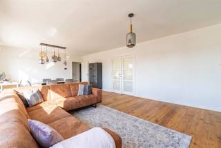 <p><span>Dit instapklare appartement valt meteen op door zijn uitzonderlijke ruimtegevoel. De brede inkomhal, de hoge plafonds en de vele raampartijen zorgen voor een aangename, open sfeer en een overvloed aan natuurlijk licht.</span></p><p><span>Elke ruimte in het appartement is royaal bemeten. Zowel de leefruimte als de ruime leefkeuken bieden alle comfort, terwijl ook de slaapkamers bijzonder ruim zijn. Vanuit de slaapkamer én inkomhal heeft u toegang tot het brede terras van 17 m², een heerlijke plek om te genieten van het zonnetje en extra buitenruimte.</span></p><p><span>Het appartement werd volledig gerenoveerd en is technisch volledig in orde. Met een EPC-label B en een conforme elektrische installatie bent u verzekerd van een energiezuinige en zorgeloze woonst. Bovendien werden recent nieuwe elektrische rolluiken geïnstalleerd.</span></p><p><span>Het appartement maakt deel uit van een kleinschalig gebouw met lage gemeenschappelijke kosten, een extra pluspunt voor wie comfortabel en betaalbaar wil wonen!</span></p><p><span>Ook de ligging is een absolute troef. Op wandelafstand bevindt zich het centrum van Aartselaar met winkels, scholen, kinderopvang en alle dagelijkse voorzieningen. De bekende winkels langs de A12 liggen vlakbij en dankzij de centrale ligging tussen Antwerpen en Brussel geniet u van een uitstekende bereikbaarheid. Ideaal voor wie dagelijks pendelt naar Antwerpen of Brussel en op zoek is naar een centrale uitvalsbasis.</span></p><p><span>Een lichtrijk, volledig gerenoveerd appartement waar ruimte, comfort en kwaliteit samenkomen.</span><br /><br /><span><span>Interesse? Neem gerust contact op voor meer informatie of een bezichtiging: </span></span><span>info@markasa.be</span><span><span> of 03/827.72.92</span></span></p>