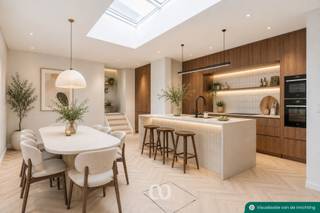 Ben jij op zoek naar een recent gerenoveerde woning met veel lichtinval en tal van mogelijkheden? Gevonden!<br /><br />De moderne renovaties, de ruime kamers en de mogelijkheid om de woning verder af te werken naar eigen smaak zijn slechts enkele van de vele troeven van deze woning. Bovendien krijg je als koper nog de kans om zelf keuzes te maken voor onder andere de keuken, chauffage en binnendeuren, zodat je van deze woning echt jouw thuis kan maken.<br /><br />INDELING:<br /><br />GLV:<br />Via de inkomhal kom je terecht in de lichtrijke woonkamer en eetplaats, waar grote raampartijen zorgen voor een aangename sfeer en veel natuurlijk licht. Aansluitend bevindt zich de ruimte voorzien voor de keuken, die nog volledig naar eigen wens ingericht kan worden. Achter de keuken en eetplaats bevindt zich bovendien nog een grote bergruimte/loods, ideaal als opslagplaats, hobbyruimte of werkruimte.<br /><br />1eV:<br />Op het eerste verdiep bevindt zich de badkamer en een zeer ruime slaapkamer, die eenvoudig kan opgesplitst worden om een extra slaapkamer, dressing of bureau te creëren.<br /><br />2eV:<br />De tweede verdieping beschikt over een grote slaapkamer met tal van mogelijkheden.<br /><br />Deze woning is ideaal voor wie op zoek is naar een grotendeels gerenoveerde woning die nog verder afgewerkt kan worden naar eigen stijl en voorkeur.<br /><br />Zie jij jezelf hier al wonen? Neem vandaag nog contact met ons op voor meer informatie of een bezoek ter plaatse.