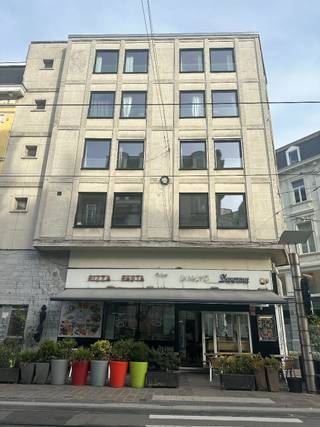 Ruim appartement gelegen op de tweede verdieping (lift in gebouw), centrum Gent. Dit instapklaar appartement heeft volgende indeling: inkomhal...