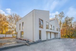 AANKOOP MOGELIJK AAN 6% BTW. INFORMEER NU NAAR DE VOORWAARDEN<br /><br />Woonproject Ganzenkuil in het centrum van Westmalle, wonen in het park.<br /><br />Woonproject Ganzenkuil zal bestaan uit 12 exclusieve appartementen en 10 ruime woningen. Elke woning en elk appartement is zorgvuldig ontworpen met aandacht voor detail en comfort. Met ruime interieurs, hoogwaardige afwerkingen en grote ramen die overvloedig daglicht binnenlaten, wordt u omringd door een sfeer van luxe en welzijn. Of u nu kiest voor een knusse woning met een eigen tuin of een elegante loft met een weids uitzicht, hier vindt u de perfecte woonruimte die naadloos aansluit op uw levensstijl en behoeften. Elke woning en elk appartement heeft een E-peil onder 30, dit onder meer dmv warmtepompen.<br /><br />Hoewel u zich midden in de rustige groene omgeving bevindt, bent u slechts enkele stappen verwijderd van het levendige dorpscentrum. Daarnaast biedt de omgeving volop mogelijkheden voor ontspanning en recreatie, met prachtige wandel- en fietsroutes in de nabijgelegen bossen en parken. <br /><br />Aarzel niet om uw droom waar te maken. Hier kunt u genieten van een perfecte balans tussen comfort en natuur, terwijl u profiteert van de nieuwste duurzame technieken. Neem vandaag nog contact met ons op en ontdek hoe u deel kunt uitmaken van deze buitengewone gemeenschap. <br /><br />Prijzen van de woningen starten vanaf € 399 000,00.<br /><br />Info en verkoop:<br />De verkoop geschiedt onder BTW op het constr en registratierechten op grondaandeel, onder de voorwaarden van de wet Breyne. Voor meer info of een verkennend gesprek, contacteer Karin 0486/97 84 27 of karin@reds.be