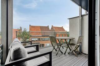 Instapklare, lichtrijke duplex met 2 terrassen te koop in hartje AalterOp een steenworp van de Markt in het bruisende centrum van Aalter ontdek je deze instapklare duplex (ca. 135 m²) met twee zonnige terrassen – de perfecte combinatie van ruimte, comfort en een topligging. Dankzij de vlotte verbinding naar de E40 én het station is dit een ideale uitvalsbasis voor wie centraal wil wonen zonder in te boeten aan rust en kwaliteit.Deze stijlvolle duplex is afgewerkt met duurzame, hoogwaardige materialen en beschikt over ruime, lichtrijke kamers. Verhuizen zonder zorgen? Dat kan hier!Indeling:Eerste verdieping:Inkomhal met keramisch parket en elegante houten trapGastentoiletRuime en lichte leefruimte met automatische horizontale lamellenModerne open keuken met aansluitende eetplaatsPraktische bergingVerdieping:3 volwaardige slaapkamersVolledig uitgeruste badkamerExtra’s:Mogelijkheid bijkopen van 2 ondergrondse staanplaatsen. Extra private bergruimte inbegrepenTroeven:Vloerverwarming voor optimaal comfortTwee terrassenEnergiezuinige en duurzame afwerkingInstapklaar – onmiddellijk beschikbaar