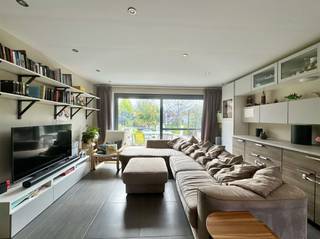 In het hart van het groene en rustige Blaasveld, op een steenworp van het nieuwbouwdomein Denaeyer, vinden we deze instapklare en...