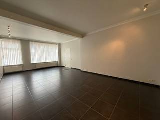 Via de inkomhal betreed je de ruime woonkamer met aansluitend de open keuken, die is uitgerust met een grote koelkast, een kookplaat, een...